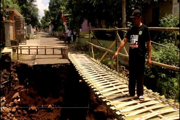 Jembatan Penghubung Dua Desa Ambruk Warga Terisolir 